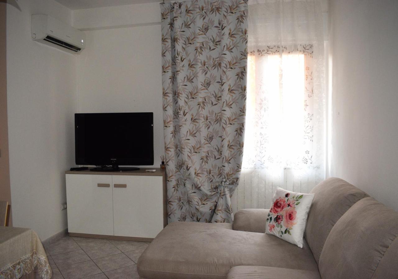 La bussola fiorita Villa Oristano Esterno foto